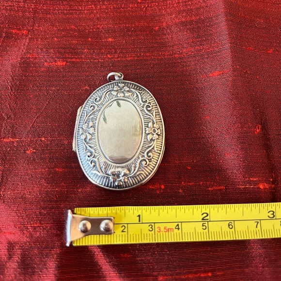 Vintage Sterling Silver Embossed Locket 925 - Picture 7 of 7